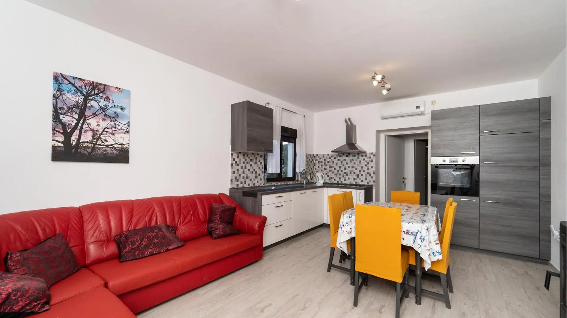 2 Bedroom Lovely Apartment In Rtina