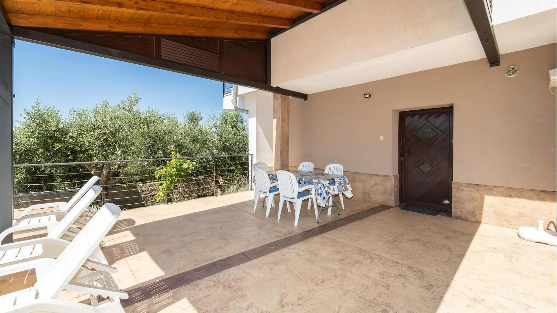 2 Bedroom Lovely Apartment In Rtina 0*,