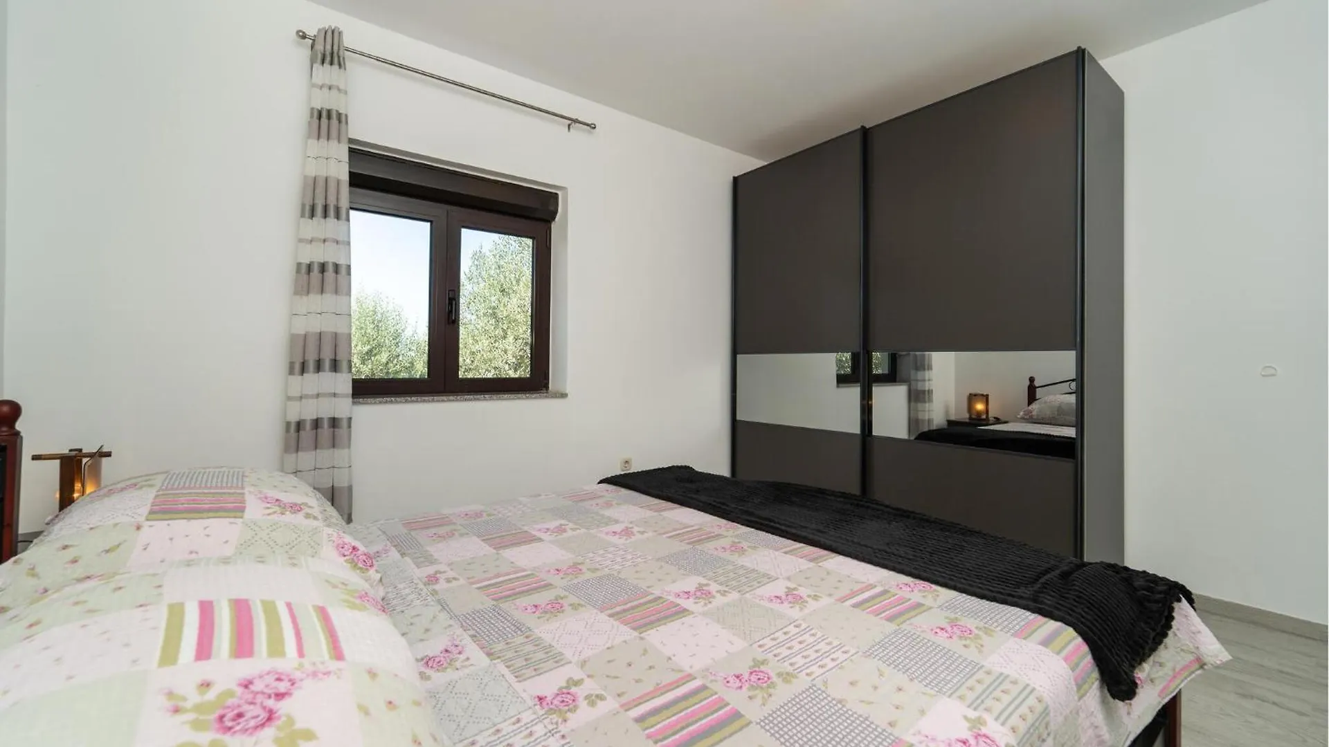 2 Bedroom Lovely Apartment In רטינה