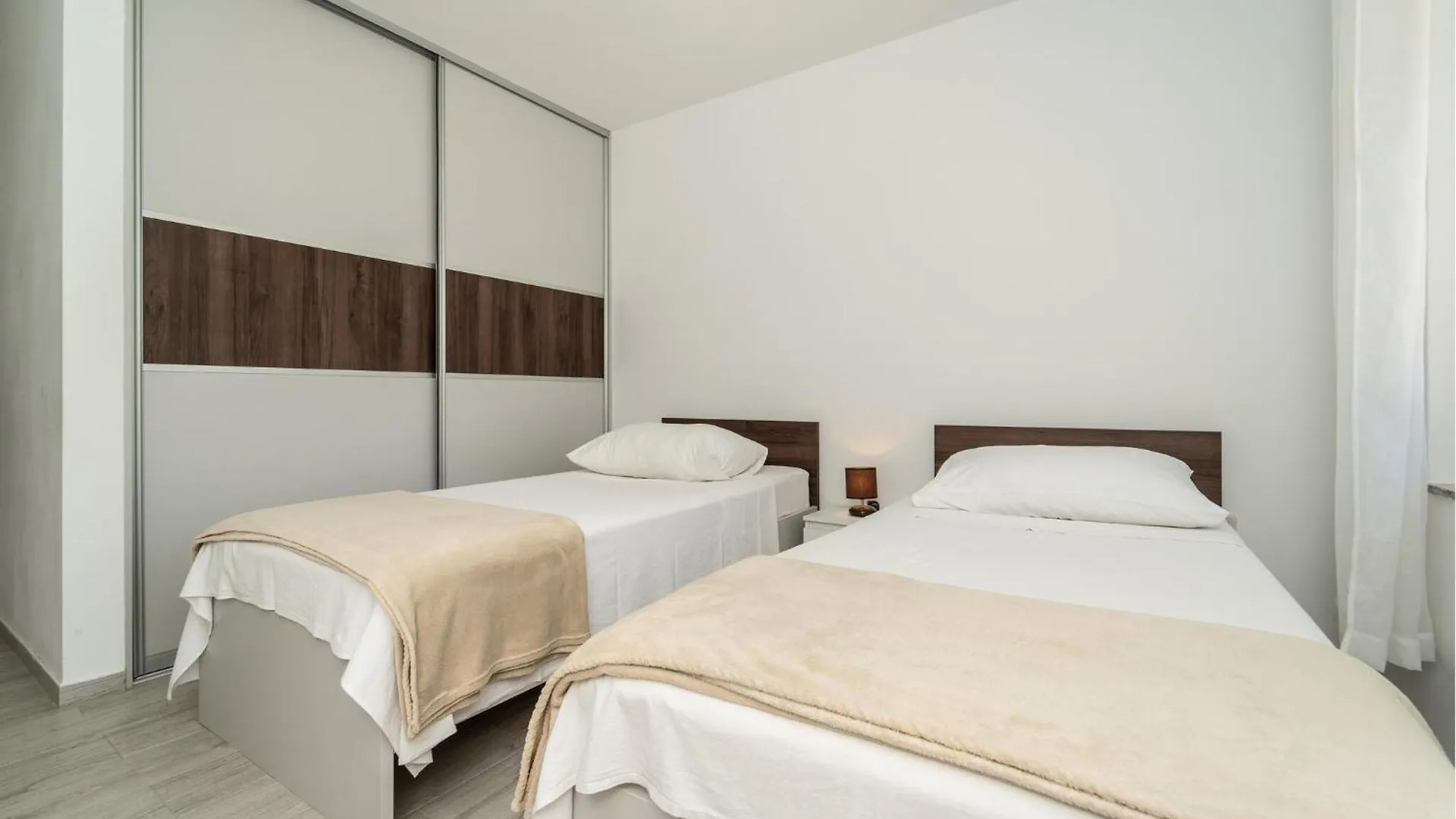 2 Bedroom Lovely Apartment In Rtina Croatia