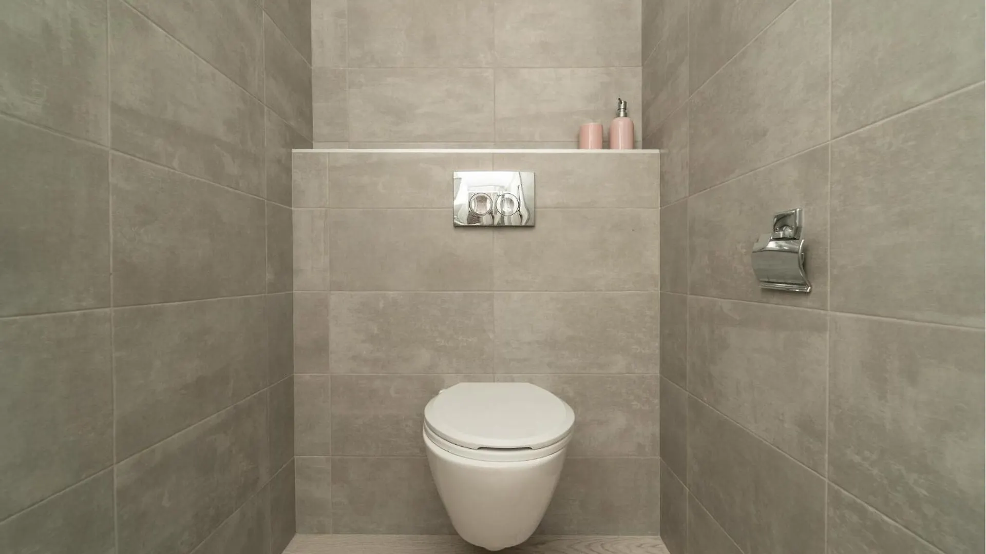 2 Bedroom Lovely Apartment In רטינה